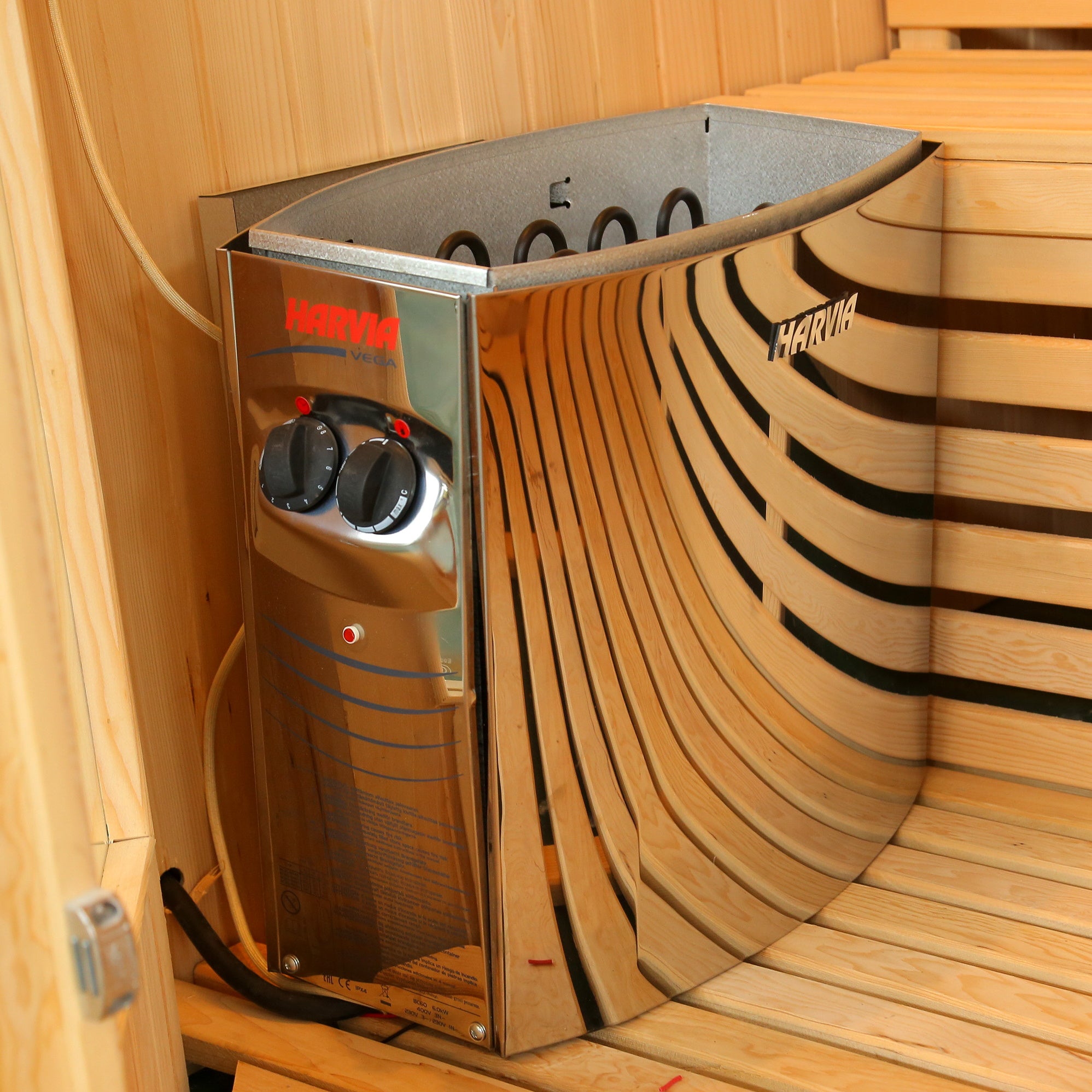 SunRay Southport 3 Person Traditional Sauna - Natural Canadian Hemlock wood with Tempered Glass, 3.5 kW Harvia heater, Cask and spoon - Isometric view - 300SN